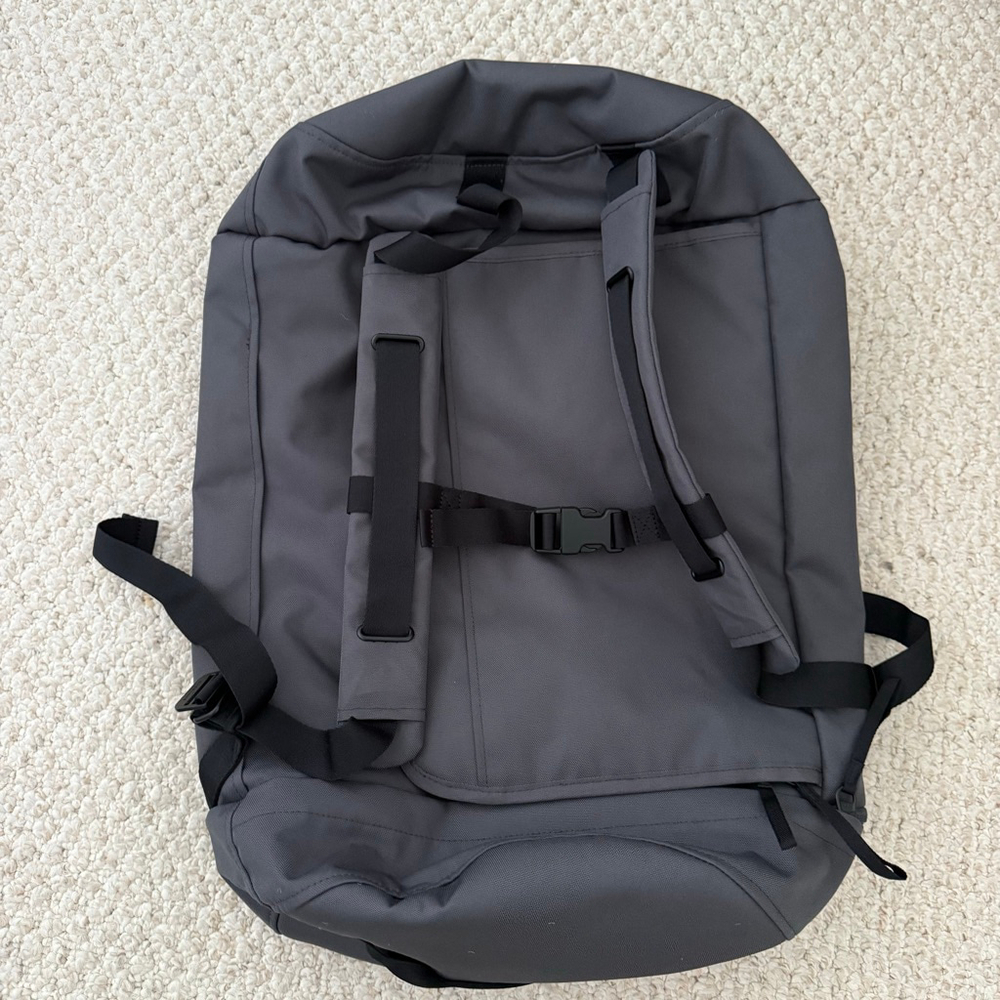 Everlane Dark Gray Unisex Renew Transit 4-way Duffel Bag One Size NWT - Picture 7 of 8